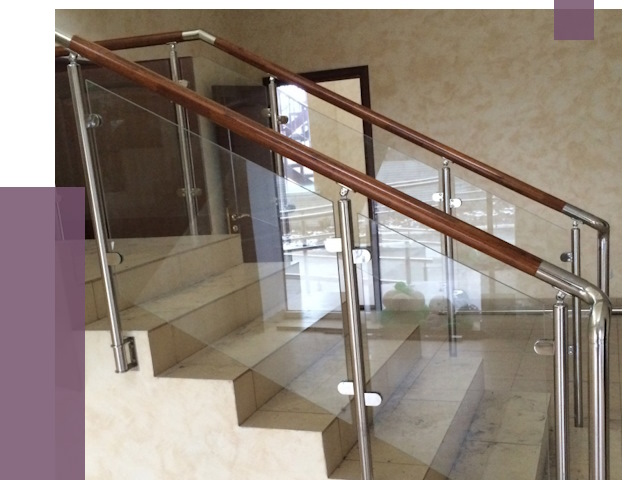 Комбинированные перила из металла и дерева в Зиме