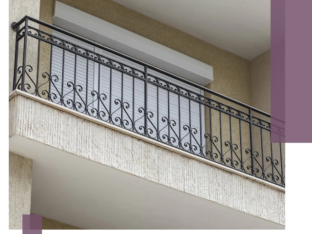 Балконные ограждения из металла и стекла в Зиме для домов